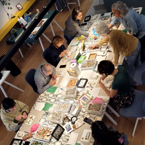 Momentos creativos durante el Taller de Arte con Piedras de UdanasArt en Barcelona.