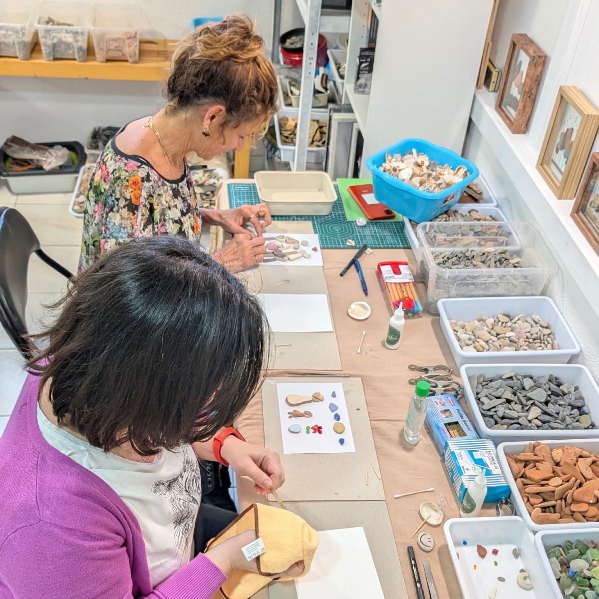 alumnas durante el proceso creativo en el taller de arte con piedras de udanasart en Barcelona.