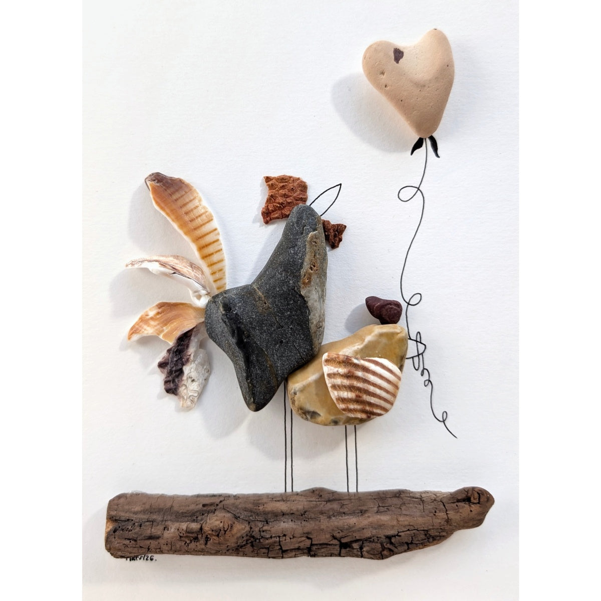 Detalle cuadro "T' estimo" pareja de pájaros hechos de guijarros y conchas marinas, sobre fondo blanco.
