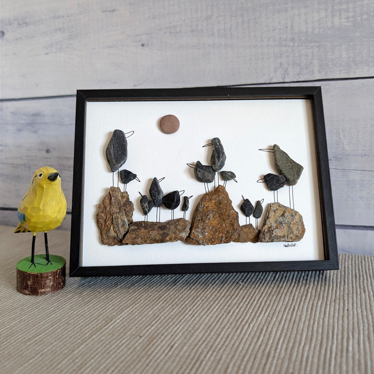 Cuadro The Golden Hour, hecho a mano con piedras negras, sobremesa, horizontal, 13 x 18 cm, marco negro.