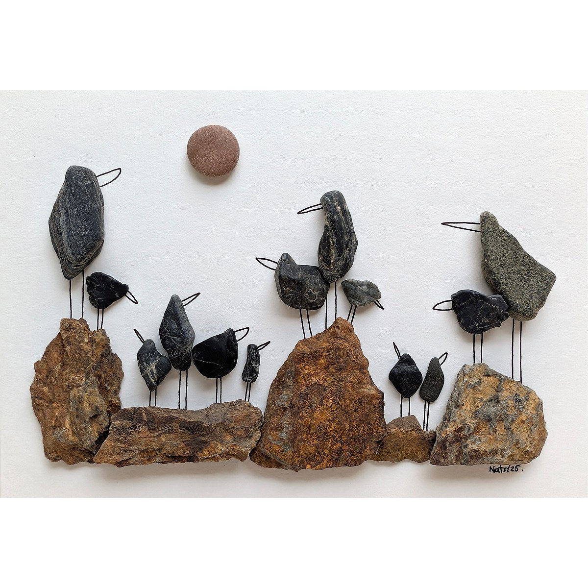 Cuadro The Golden Hour, detalle de guijarros y lajas cobrizas, primer plano, fondo blanco.