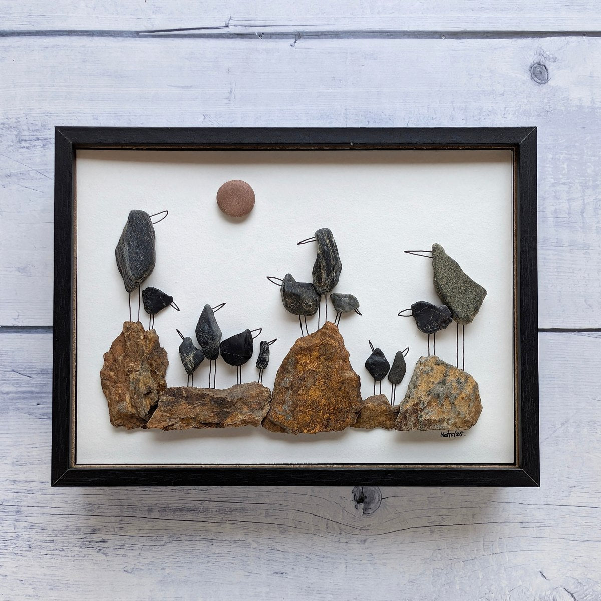 Cuadro The Golden Hour, arte sostenible, vista frontal colgado en pared, con marco negro.